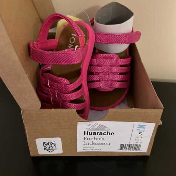 TOMS Hurache walker sandals, size 5 - Picture 4 of 5